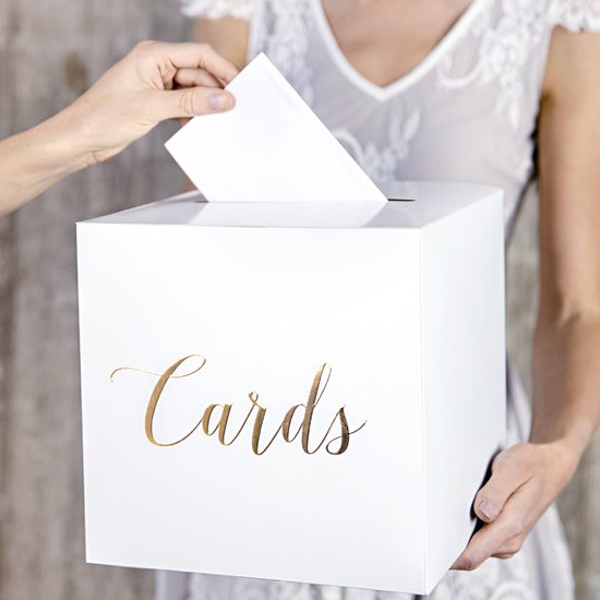 Witte doos met gouden tekst 'Cards', waar een kaart in wordt gedaan.