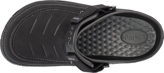 Zwarte Crocs klomp van bovenaf, met 'LiteRide' zool en klittenband.