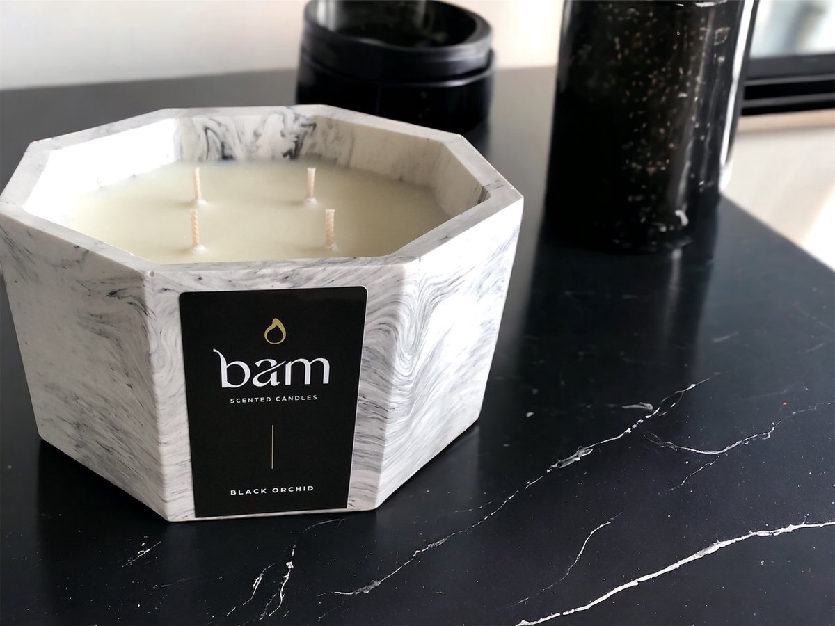 Bam Zwarte Orchidee geurkaars met 4 wieken in een zwart gemarmerd handmade potje - 75 branduren (545g) - cadeautip - geschenk - vegan