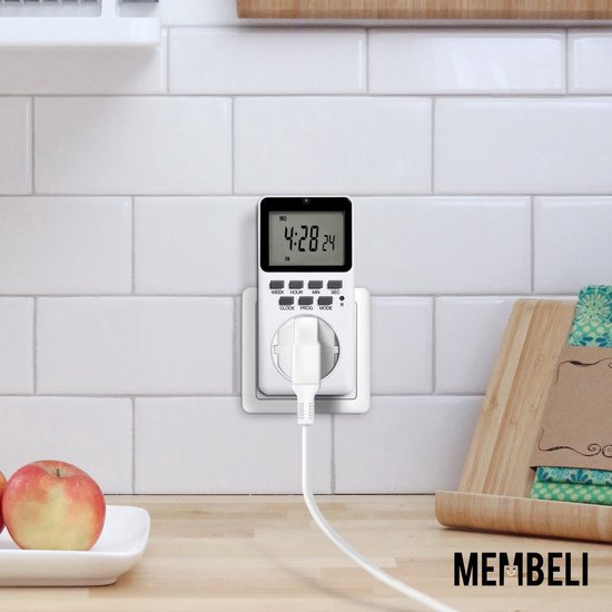 Witte Membeli digitale tijdschakelaar aangesloten op een stopcontact in een keuken, met een witte kabel.