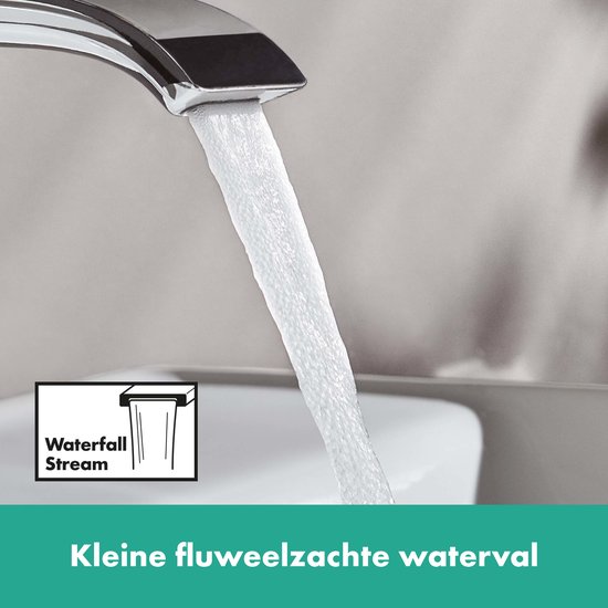 Water stroomt uit een chroomkleurige kraan in een watervalstroom, met tekst 'Kleine fluweelzachte waterval'.