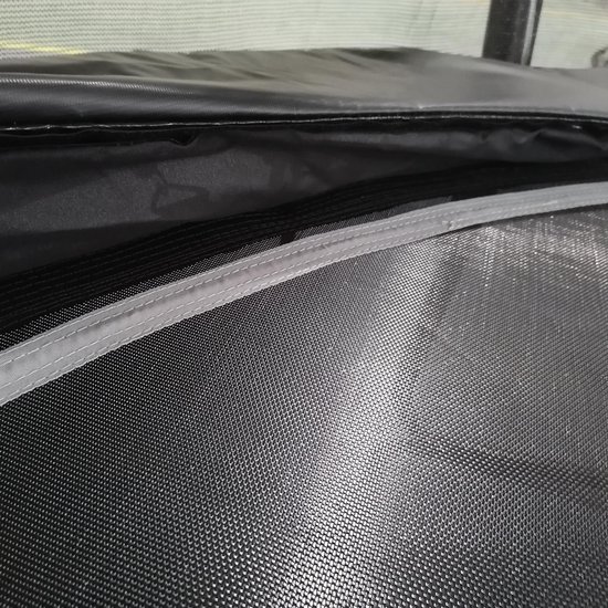 Gedetailleerde close-up van de naad tussen het zwarte frame en het fijne mesh veiligheidsnet.