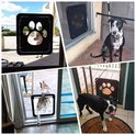 Collage van vier foto's: hondenluik in hordeur, honden door hondenluik, en twee honden bij deur.