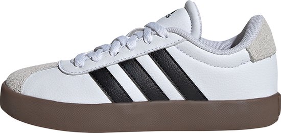 Witte sneaker met zwarte strepen en bruine zool, bekeken vanaf de zijkant.