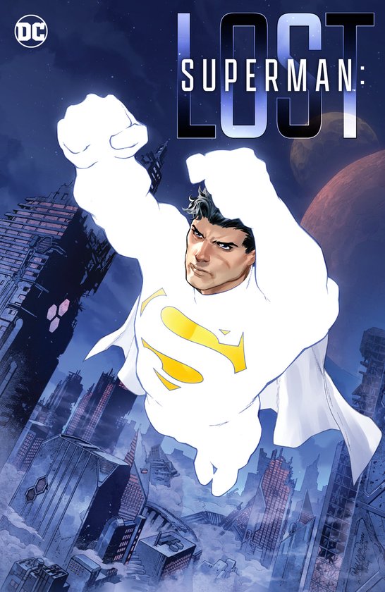 Superman vole à travers une ville sombre dans un costume blanc avec un bouclier "S" jaune, sa cape flottant derrière lui.