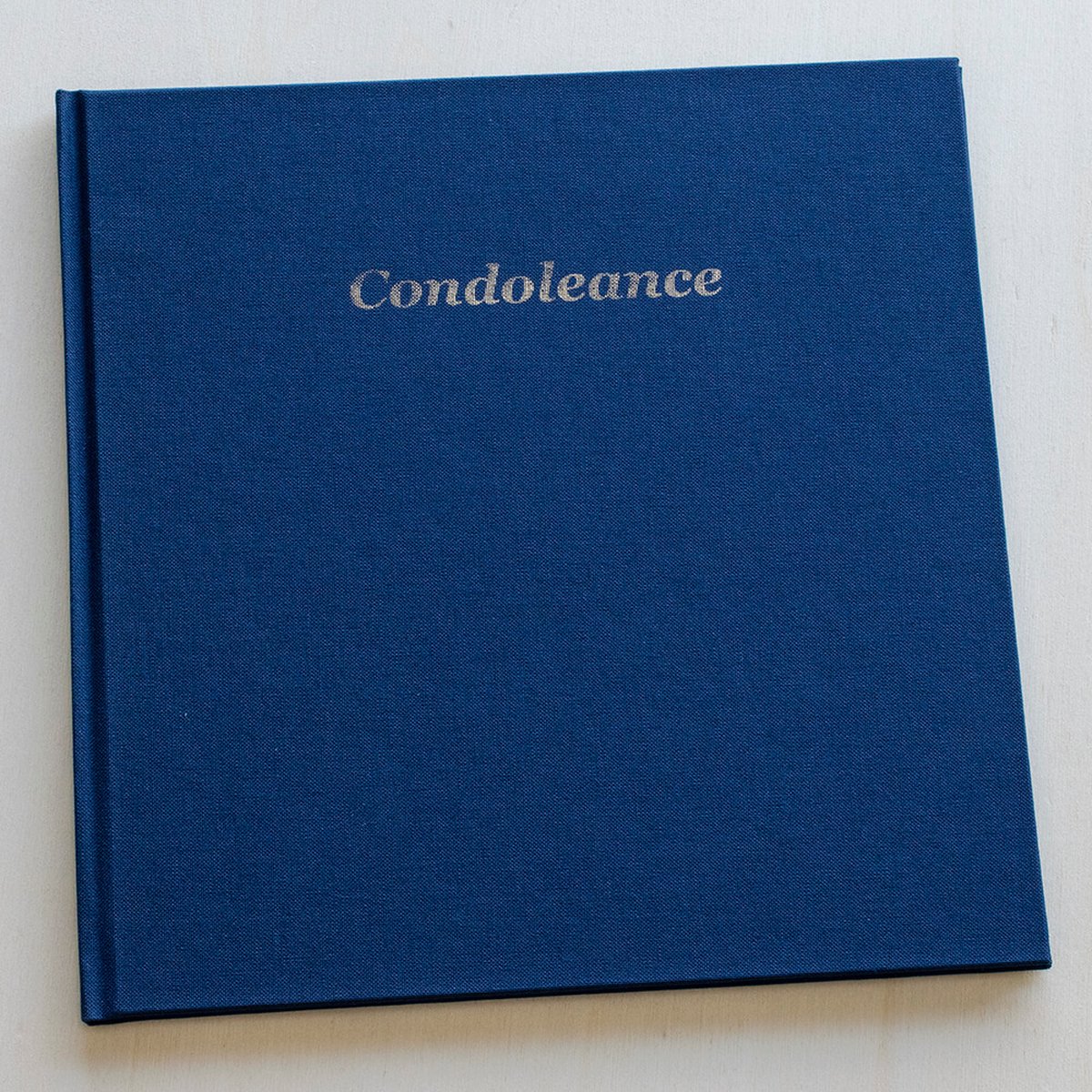 Condoleance boek / condoleanceregister - Hardcover - Met gouden tekst 'Condoleance' op het luxe blauw linnen omslag - Met register en ruimte voor een persoonlijke boodschap
