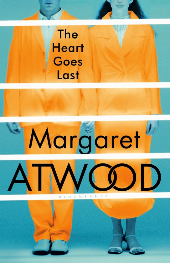 Boekomslag met de tekst 'The Heart Goes Last' door Margaret Atwood. Twee personen in oranje pakken staan op een blauwe achtergrond.