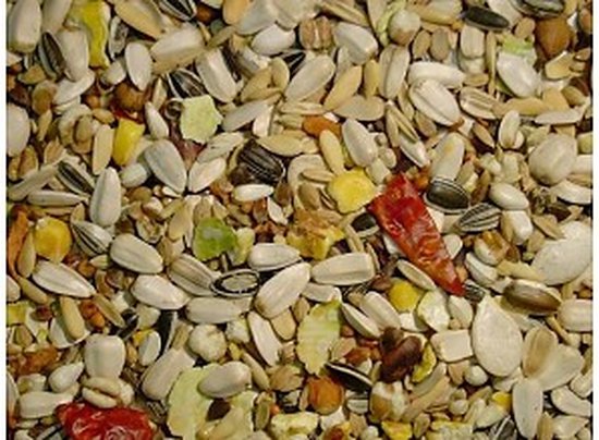 Een close-up van een mengsel van vogels zaden, pitten en stukjes gedroogd fruit.