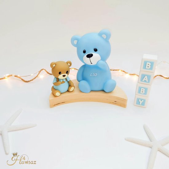 Foto: Een led nachtlamp in de vorm van een beertje blauw hawsaz nl cadeau beer lampje met naam kraamcadeau gepersonaliseerd babygeschenk kraamcadeau met naam kinder nachtlampje naam personaliseren babygeschenk voor jongens nachtlampje