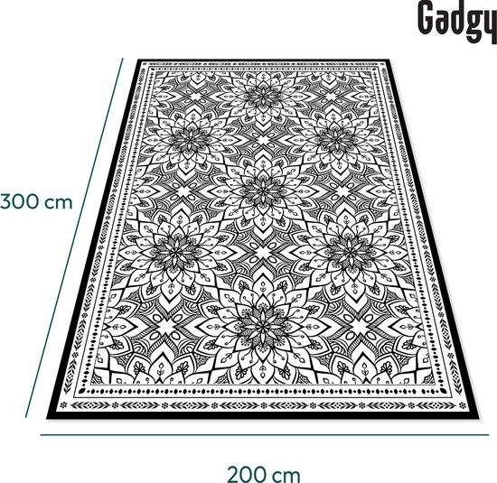 Un tapis d'extérieur Gadgy de 300x200 cm avec un motif mandala noir et blanc, montré en perspective.
