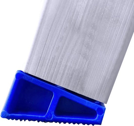 Blauw rubberen voetstuk met profiel aan de onderkant van een zilveren trap.
