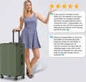 Vrouw in blauw geruite jurk met olijfgroene koffer, met een 5-sterren review.