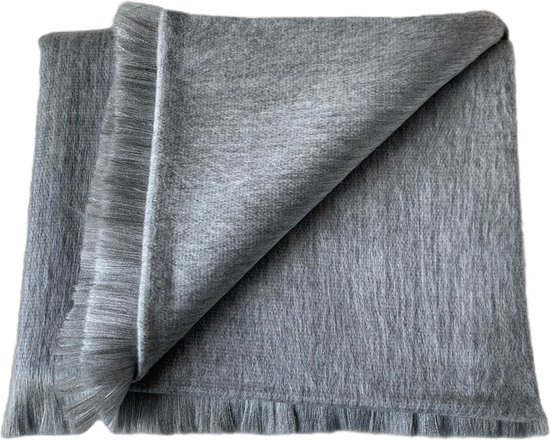 Foto: Alpaca d luxe sjaal licht loodgrijs scarf sjaal van alpacawol luxe cadeau sjaals dames sjaals heren damesmode herenmode zacht en warm charpe sjaal voor zakenvrouw sjaal voor zakenman grey zakelijk elegant comfortabel