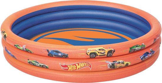 Een leeg, oranje opblaasbaar kinderbad met 3 ringen en blauwe binnenkant, versierd met Hot Wheels auto's.
