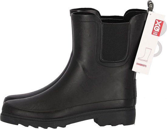 Zwarte korte regenlaars met een label waarop 'XQ Footwear' staat.