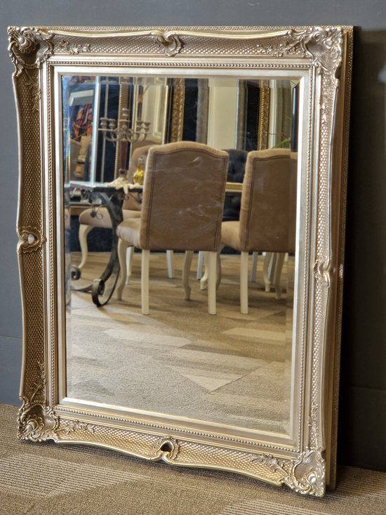 Grote Barok Spiegel Glenn Buitenmaat 79x104 cm Zilver - Grote Sierspiegel voor schouw boven open haard - Brede houten lijst met ornamenten - Handgekleurd met bladzilver slagmetaal- Luxe spiegel