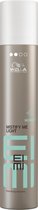 Wella EIMI Mistify Me Light haarspray, 300 ml. Een fles met grijs en wit design. Tekst: Wella Professionals EIMI Micromist MISTIFY ME LIGHT Fast-drying Hairspray.