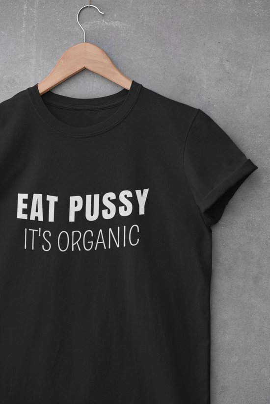 Shirt - Eat pussy, it’s organic - Wurban Wear | Grappig shirt | Leuk cadeau | Unisex tshirt | Meme shirt | Vaderdag | Dirty shirt | Zwart