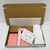 brievenbus cadeau - verwenmoment - parfumverstuiver - roze swirl dinerkaarsen - maskerblad met gezichtshanddoek - cadeau tip vrouw - cadeau idee - verzorgingsset