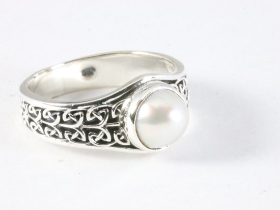 Bewerkte zilveren ring met parel - maat 17.5