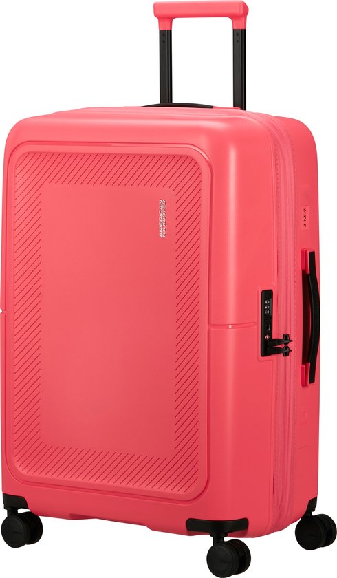 Felroze American Tourister koffer met vier wielen, een uitschuifbaar handvat en een gepolijst, gestreept patroon op de voorkant.