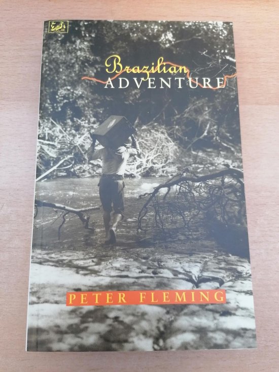 Boekhoes met in het midden een zwart-wit afbeelding van een man die een koffer draagt in een bosrijke omgeving, met de titel "Brazilian Adventure" en "Peter Fleming".