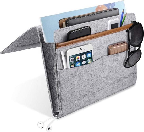 Grijze vilten bed-organizer met bruine rand. Bevat een telefoon, een bril, zonnebril, een powerbank, een notitieboek en een pen.