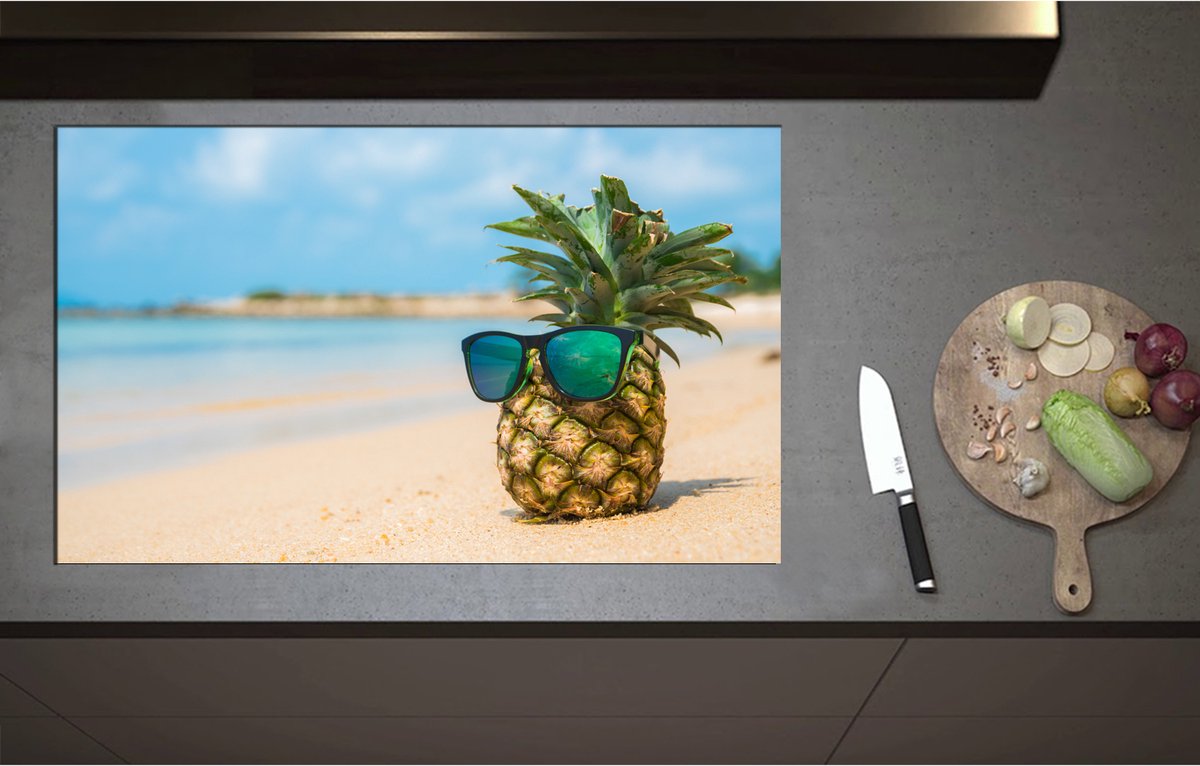 Inductieplaat Beschermer - Ananas met Zonnebril Chillend op het Strand - 90x55 cm - 2 mm Dik - Inductie Beschermer - Bescherming Inductiekookplaat - Kookplaat Beschermer van Wit Vinyl