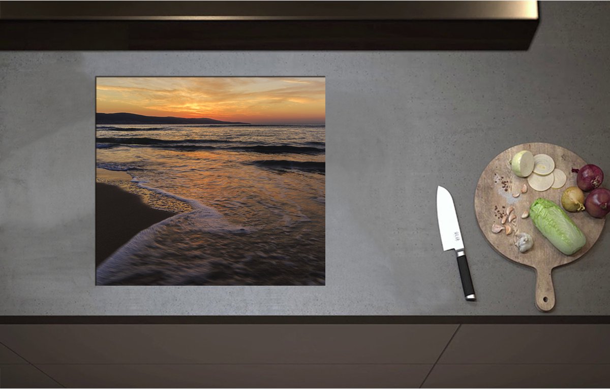 Inductieplaat Beschermer - Aanstromende Golven bij de Kust - 57x52 cm - 2 mm Dik - Inductie Beschermer - Bescherming Inductiekookplaat - Kookplaat Beschermer van Wit Vinyl