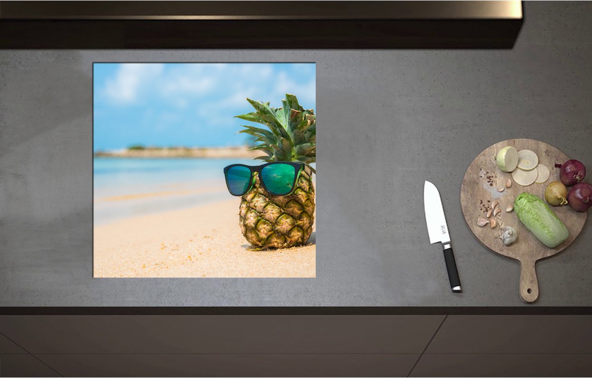 Inductieplaat Beschermer - Ananas met Zonnebril Chillend op het Strand - 57x55 cm - 2 mm Dik - Inductie Beschermer - Bescherming Inductiekookplaat - Kookplaat Beschermer van Zwart Vinyl