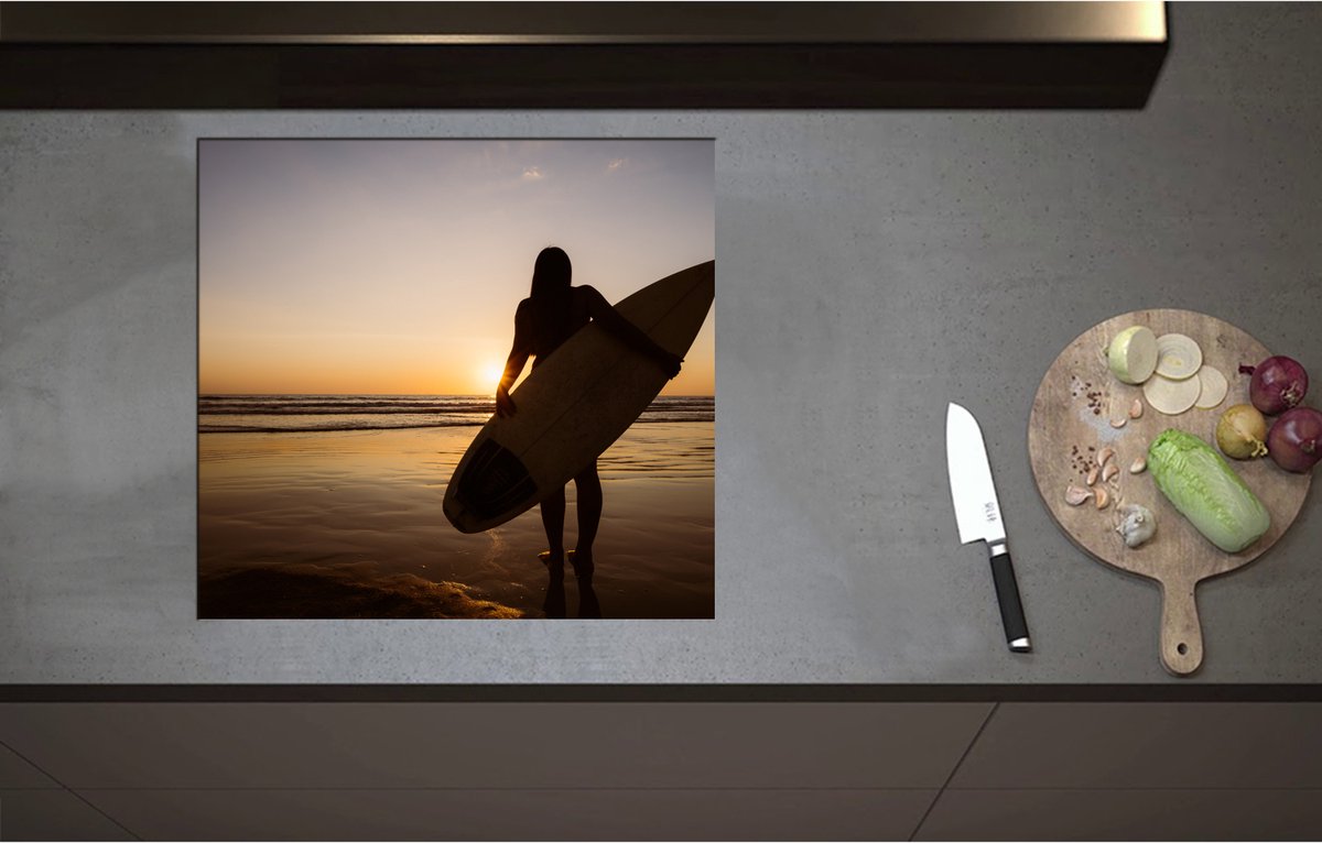Inductieplaat Beschermer - Achteraanzicht van Surfer lopend over het Strand - 59x55 cm - 2 mm Dik - Inductie Beschermer - Bescherming Inductiekookplaat - Kookplaat Beschermer van Wit Vinyl