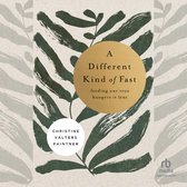 Boek 'A Different Kind of Fast' met tekst van Christine Valters Paintner, op een achtergrond van groene bladeren.