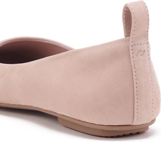Gros plan de l'arrière d'une ballerine rose avec une boucle et un logo.