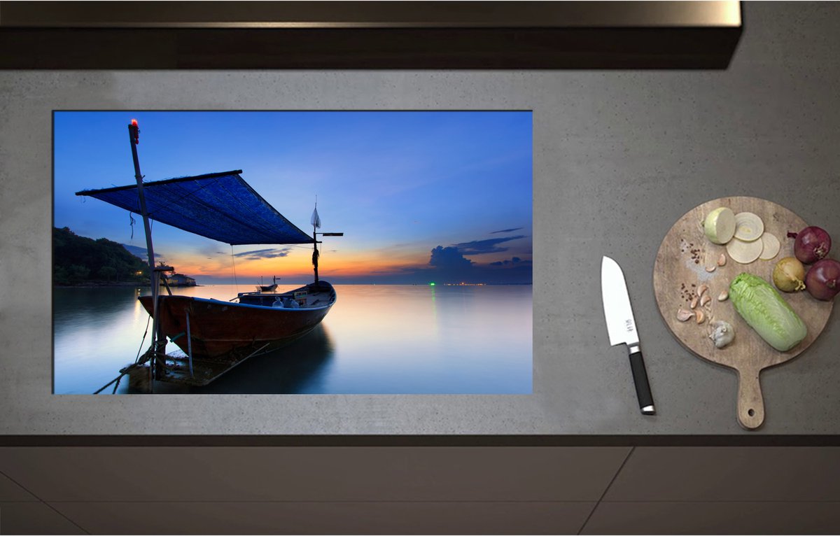 Inductieplaat Beschermer - Aangemeerde Vissersboot op Kalm Water tijdens Zonsondergang - 85x51 cm - 2 mm Dik - Inductie Beschermer - Bescherming Inductiekookplaat - Kookplaat Beschermer van Wit Vinyl