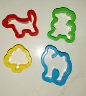 4 uitsteekvormpjes voor deeg, koek, koekjes - bakvormpjes - koekvormen - thema dier: beer, hond, boom, kameel - uitsteekvormen figuurtjes klei - bakken met kids