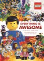 Lego "Everything is Awesome" cover met grote minifiguur en diverse Lego scènes.