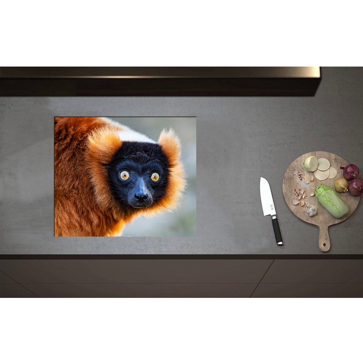 Inductieplaat Beschermer - Aankijkende Rode Ruffed Maki Aap met Grote Felgele Ogen - 59x50 cm - 2 mm Dik - Inductie Beschermer - Bescherming Inductiekookplaat - Kookplaat Beschermer van Wit Vinyl