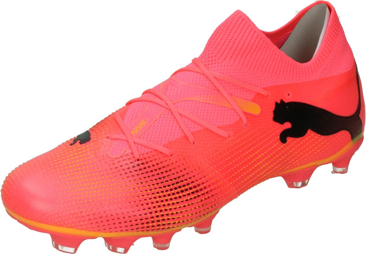 Roze Puma voetbalschoenen FUTURE 7 MATCH FG/AG met ondersteunende tape en mesh voor een aanpasbare pasvorm.