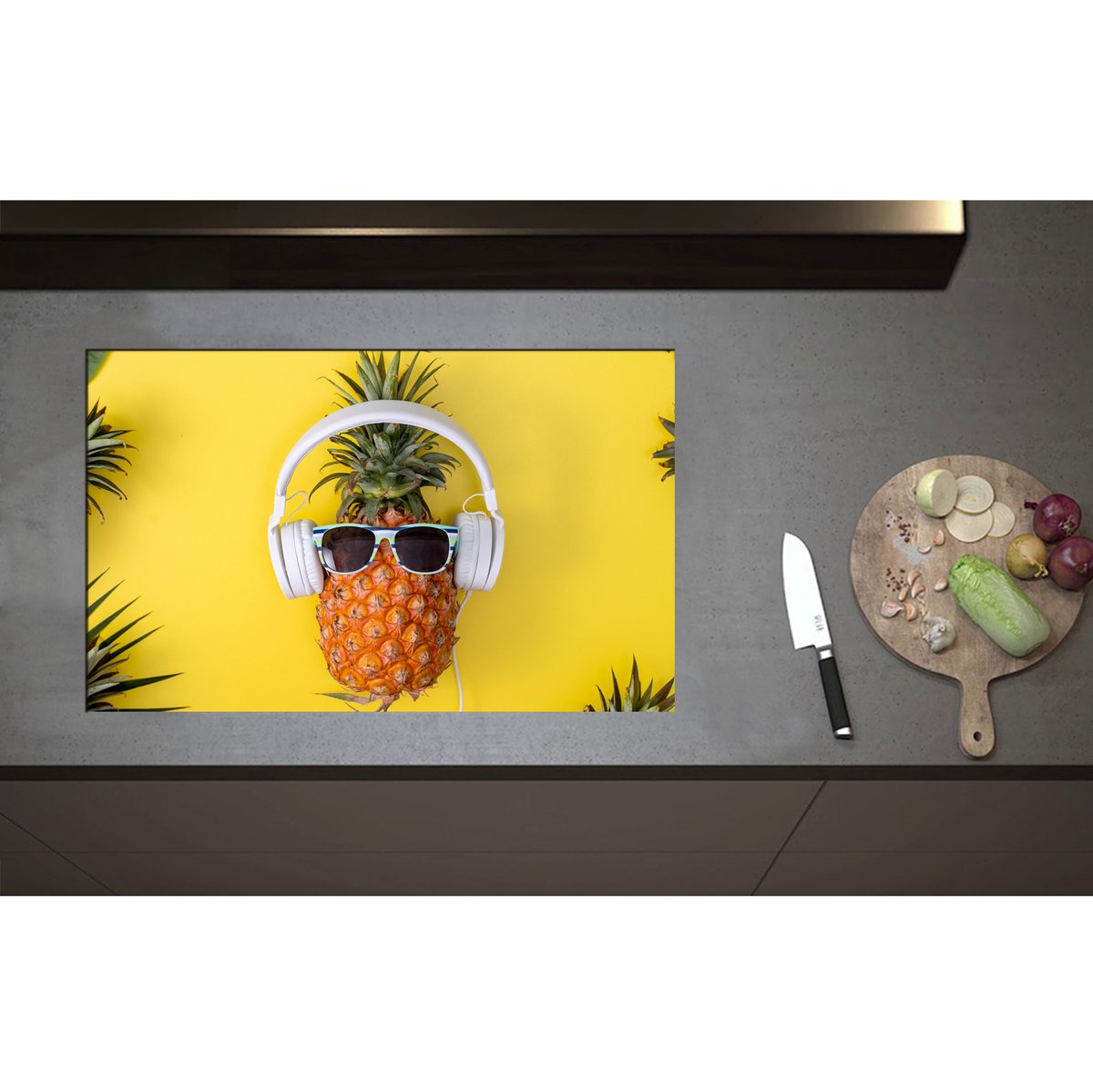 Inductieplaat Beschermer - Ananas met Witte Headset op Felgele Achtergrond - 80x50 cm - 2 mm Dik - Inductie Beschermer - Bescherming Inductiekookplaat - Kookplaat Beschermer van Zwart Vinyl