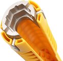 Close-up van de metalen bek van een gele kraansleutel, met maten 20.5, 23, 27mm.