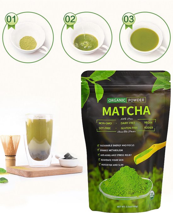 Pakket met Matcha poeder, groene thee, 'ORGANIC POWDER', 'MATCHA' en 'NON-GMO', 'VEGAN'. Twee afbeeldingen tonen bereiding en een glas Matcha latte.