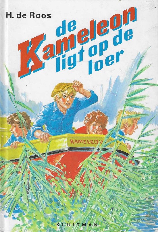 De kameleon ligt op de loer. Vier kinderen in een boot varen door riet. Goudgele boot met rode en witte strepen.