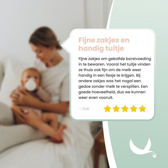 Een baby ligt bij de moeder, die de melk in een Babily zakje doet.
