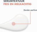 Frisse, melkachtige serumtextuur, zonder parfum.