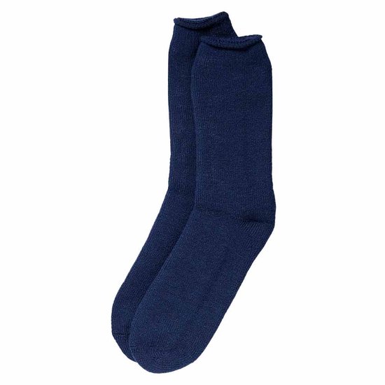 Paar donkerblauwe, lange thermische sokken op een witte achtergrond.