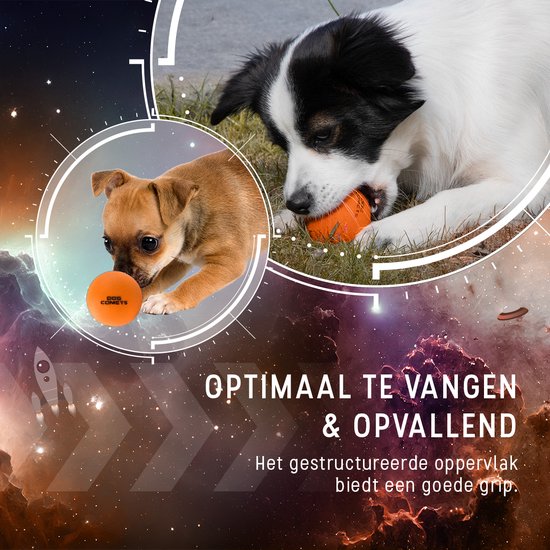 Twee honden die met oranje Dog Comets ballen spelen in een ruimte-achtergrond. De tekst benadrukt grip.
