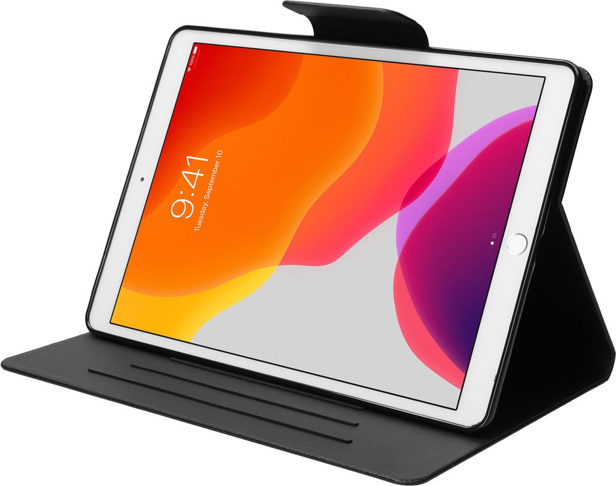 Mobiparts Tablethoes geschikt voor Apple iPad 8 (2020) Hoes | Mobiparts Classic Folio Bookcase - Zwart