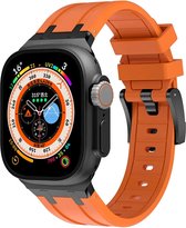 Strap-it luxe liquid siliconen bandje geschikt voor de Apple Watch 1/2/3/4/5/6/7/8/9/SE/Ultra (2) in de maat 42 mm 44 mm 45 mm 49 mm - luxe rubberen iWatch sport bandje met RVS aansluiting (oranje met zwart)