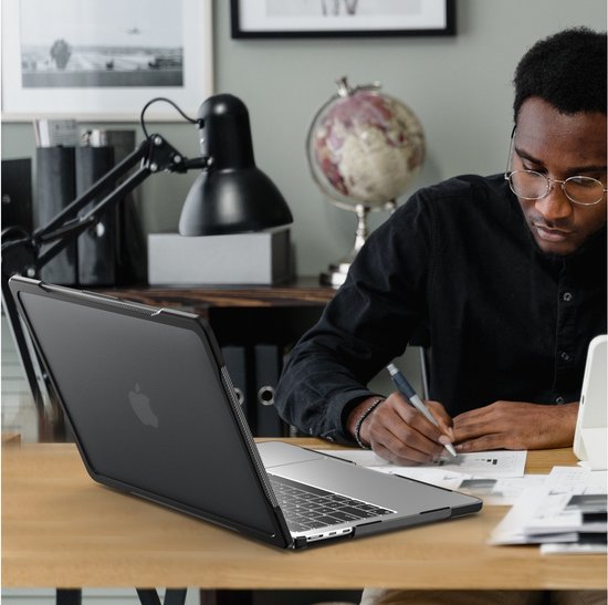 Mobigear Housse pour ordinateur portable compatible avec Apple MacBook Air 13" (2022-2024) Coque rigide pour ordinateur portable MacBook Case | Mobigear Antichoc Pro - Zwart - Modèle A2681