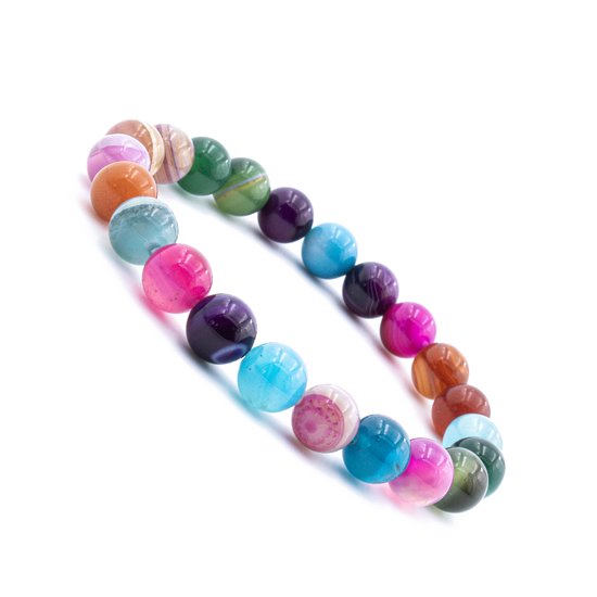 Een meerkleurige armband van gepolijste edelsteenkralen met tinten groen, blauw, roze, paars, oranje en bruin op een witte achtergrond.